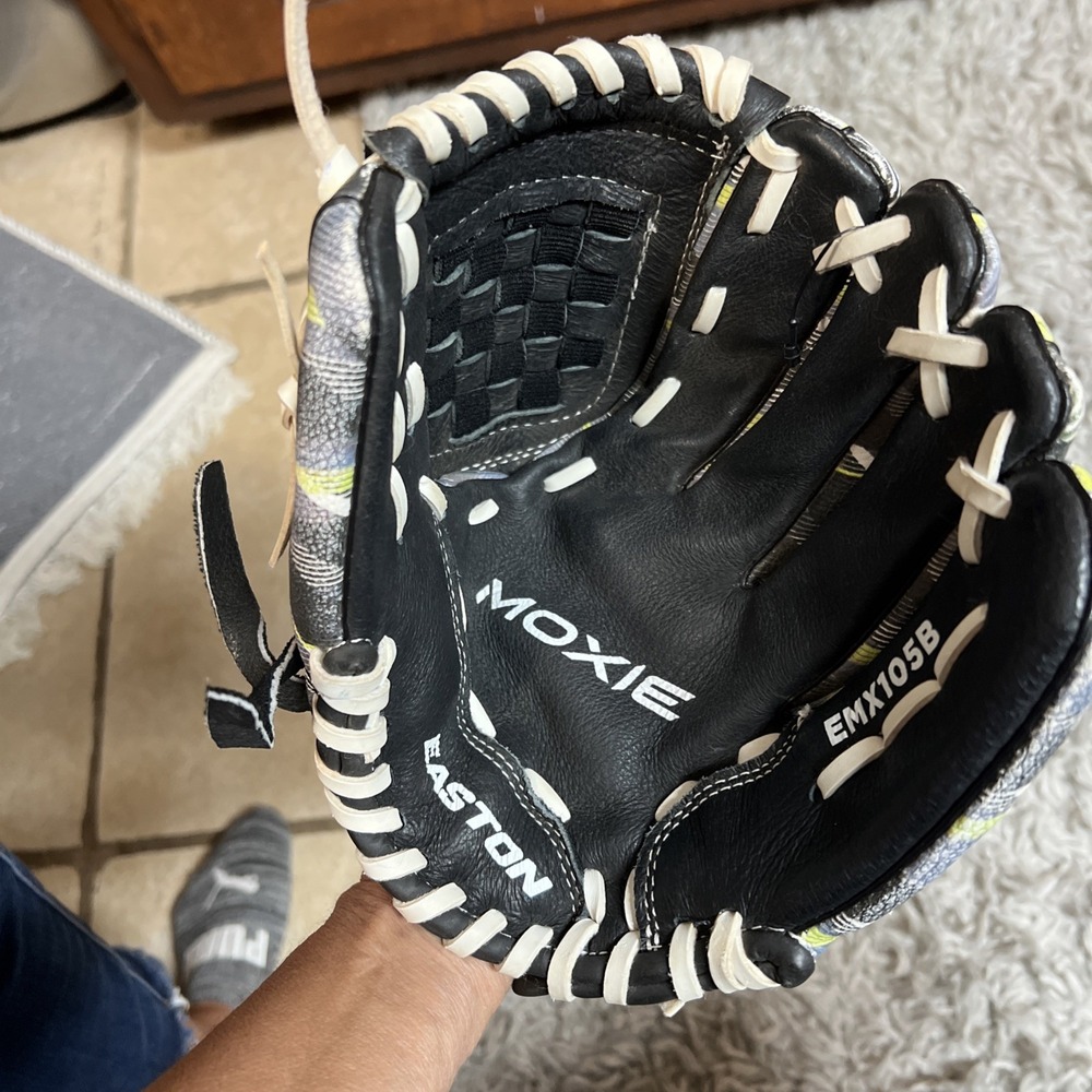 Easton | Moxie Youth Baseball Glove |‎ Sizes EMX105B REG